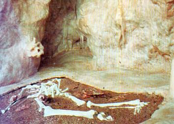 Αναπαράσταση από το μουσείο Πετραλώνων :  το σημείο που βρέθηκε ο Αρχάνθρωπος (το κρανίο του κολημένο στον βράχο και ο σκελετός του κάτω από το σταλαγμιτικό υλικό)